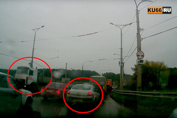 Место преткновения в Каменске-Уральском: у Байновского моста — очередной инцидент. На этот раз грузовик порвал троллейбусные провода