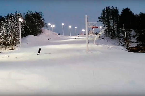 Чиновники на горнолыжке: градоначальник Алексей Шмыков с коллегами из мэрии оценили «Богатырек», скатившись на лыжах
