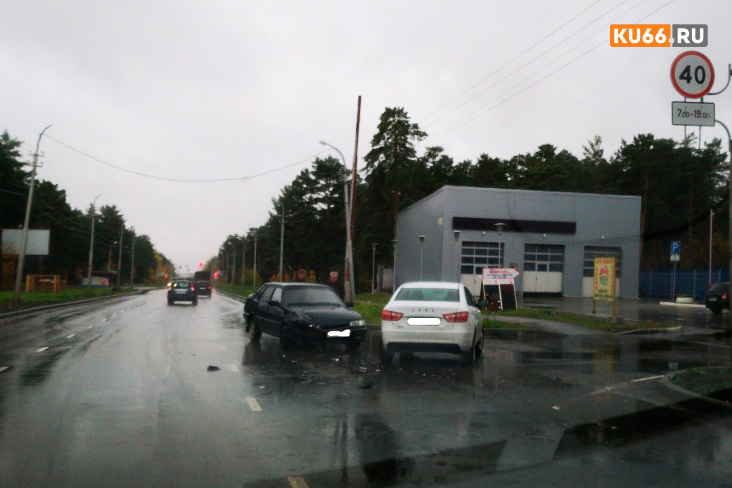 Растерялся с непривычки? Две отечественных легковушки сошлись на новенькой дороге в Каменске-Уральском