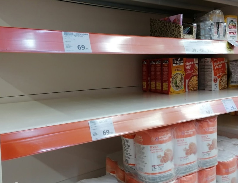 Каменцы судорожно скупают сахар — полки в магазинах пустеют, местами товар ограничивают для продажи до двух килограммов в руки