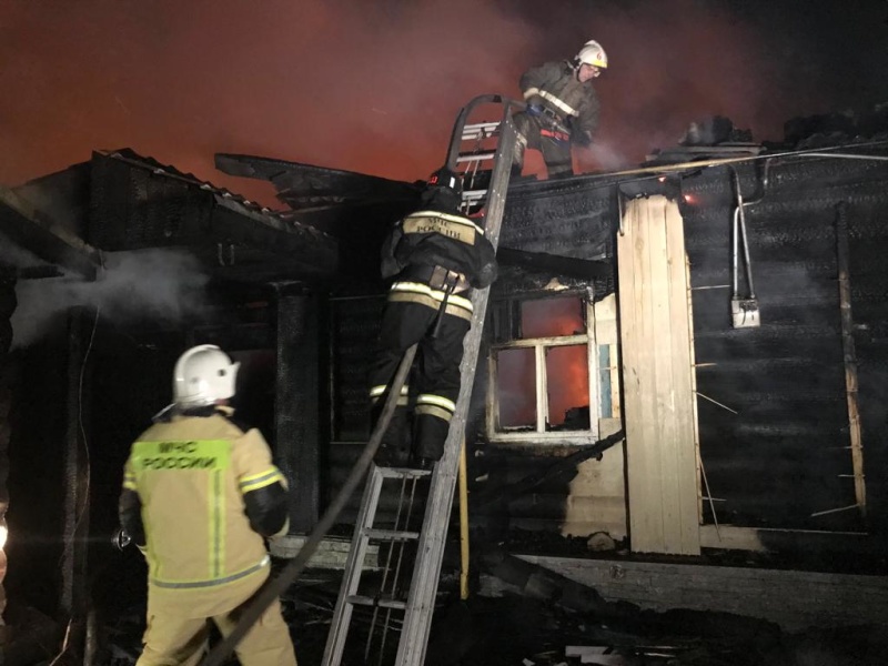 Ночью в Каменске-Уральском сгорели два частных жилых дома и хозпостройки