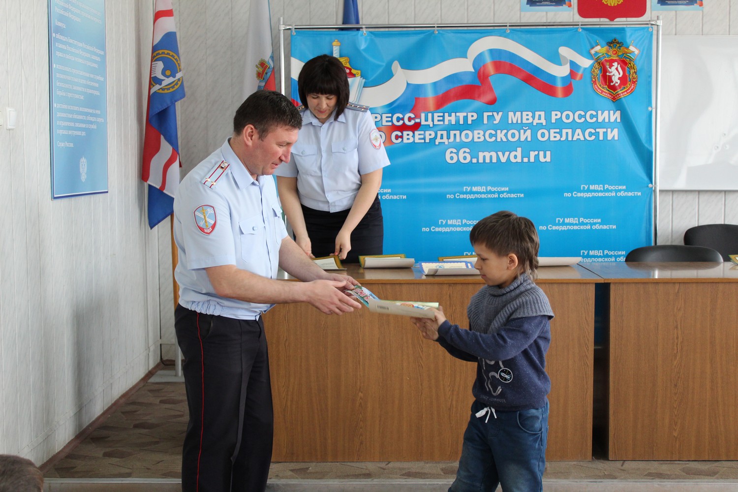 Билетами в зоо-центр «Птичий остров» наградили полицейские Каменска-Уральского детей, поучаствовавших в их творческом конкурсе «Дядя Степа» Билетами в зоо-центр «Птичий остров» наградили полицейские Каменска-Уральского детей, поучаствовавших в их творческом конкурсе «Дядя Степа»