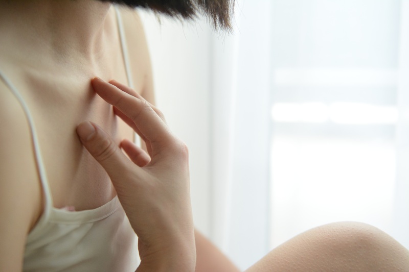 Хрипота и першение: врач назвал признаки рака щитовидной железы