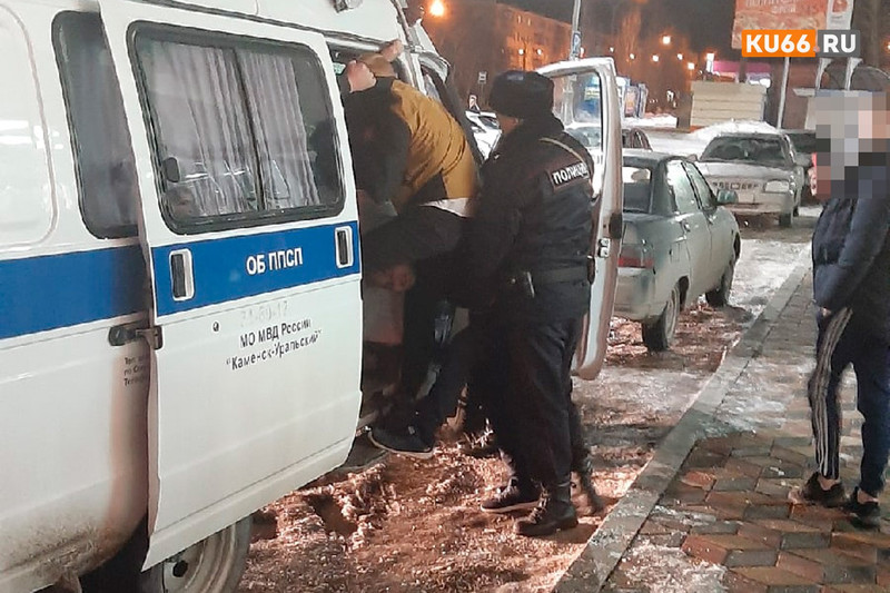 Шестнадцатилетнему парню, который бил полицейского во время задержания в «Бургер-Кинге» в Каменске-Уральском, «светит» до пяти лет зоны