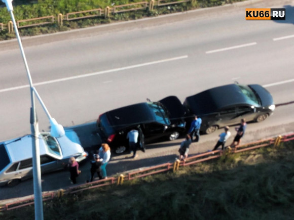 На ул. Кирова в Каменске-Уральском произошло ДТП с участием трех машин. ФОТО