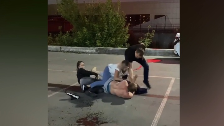 Боксер одним ударом убил заступившегося за инвалида прохожего в Барнауле Боксер одним ударом убил заступившегося за инвалида прохожего в Барнауле