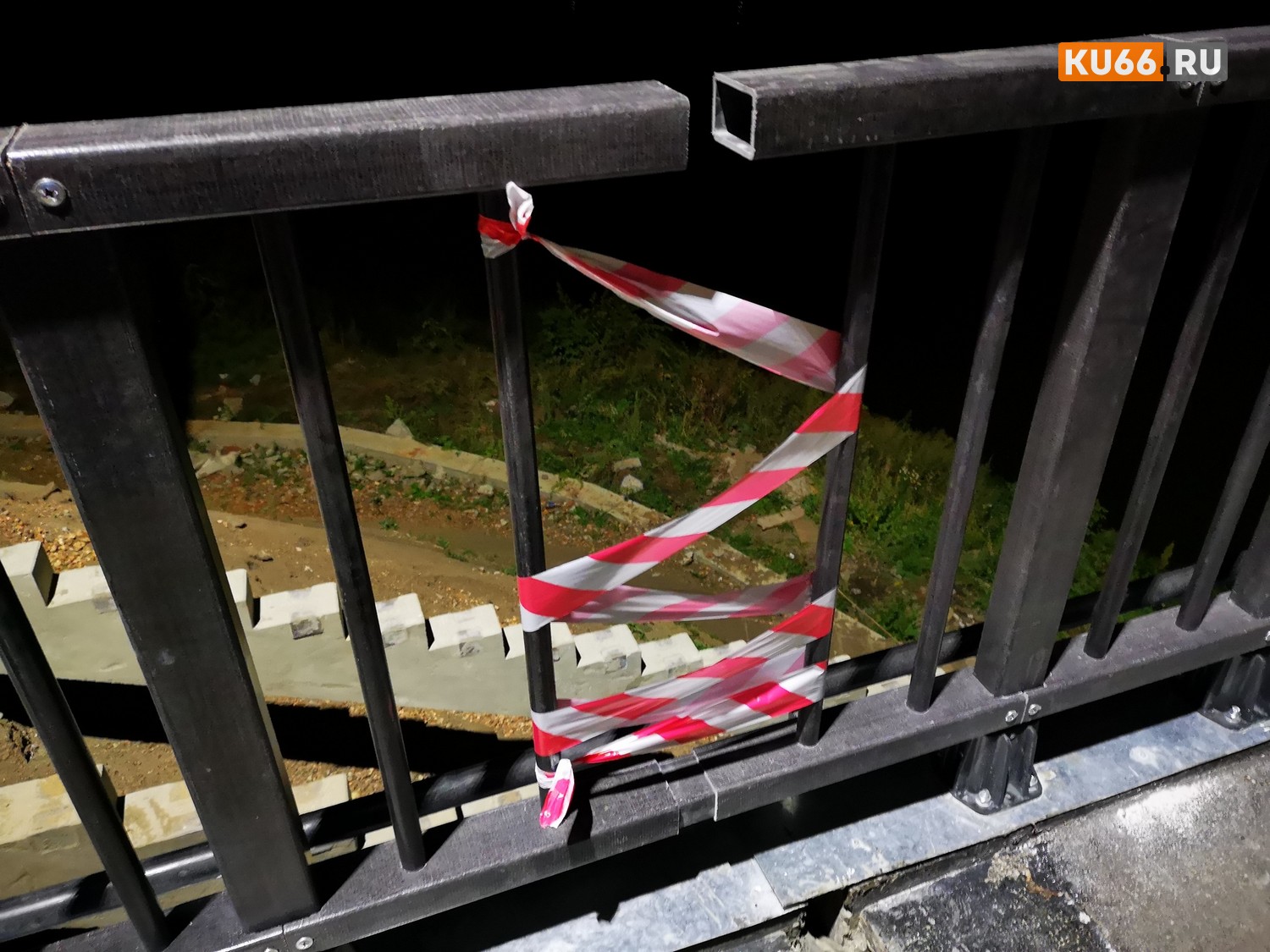 Хотите — смейтесь: нехватку перил на Байновском мосту в Каменске-Уральском замотали сигнальной лентой. Сроки открытия сдвинулись на неделю!