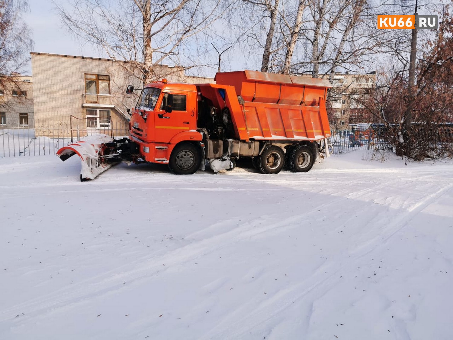 Очередь уборки от снега в Каменске-Уральском дошла до второстепенных улиц и натолкнулась на обычную проблему: десятки брошенных машин!