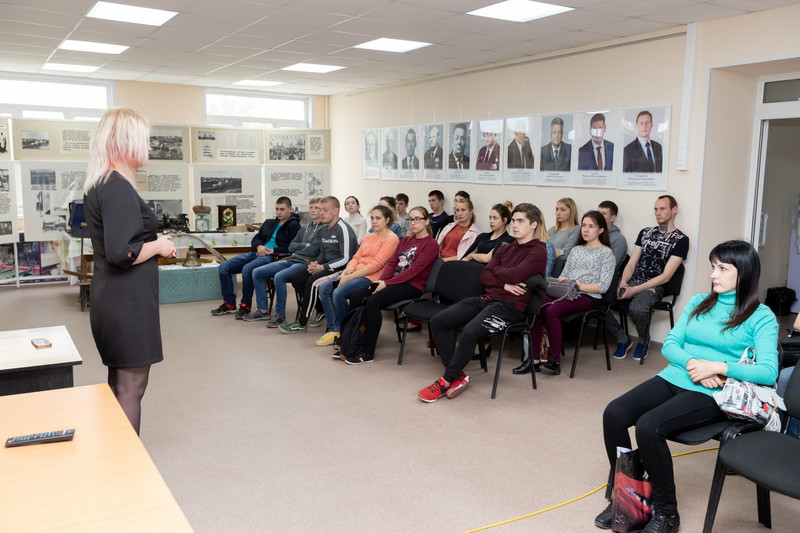 К тем, кто не проработал еще и года, - внимание особое: на СинТЗ в Каменске-Уральском провели День молодого работника, сплотив коллектив