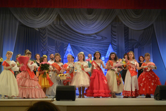 Конкурс «Мисс Первокласница» в Каменске-Уральском прошел в духе сказки «Золотой ключик». За победу боролись десять очаровательных участниц