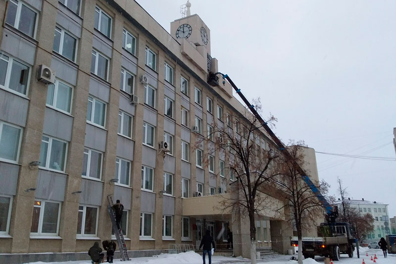 Со дня на день мы увидим «важный» элемент новогоднего оформления центра Каменска-Уральского — светодиодную подсветку на стенах мэрии