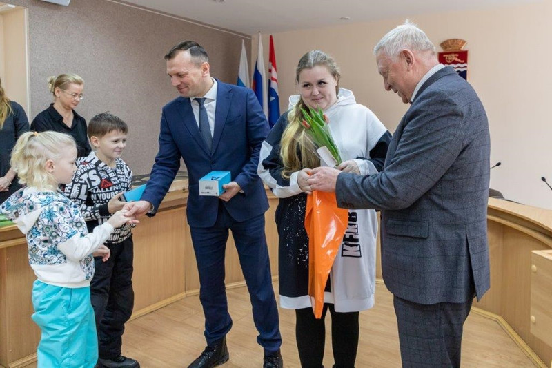 Представители СинТЗ вручили подарки детям из многодетных семей