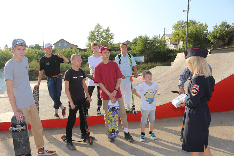 Госавтоинспекторы пришли туда, где дети занимаются активным и опасным спортом. Сказали, что даже скейтеры должны соблюдать правила