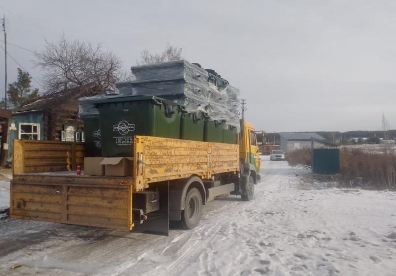 Каменск-Уральский завалило новыми евроконтейнерами: cтарые железные баки уходят в прошлое | В Каменск-Уральский поступило 110 новых пластиковых контейнеров