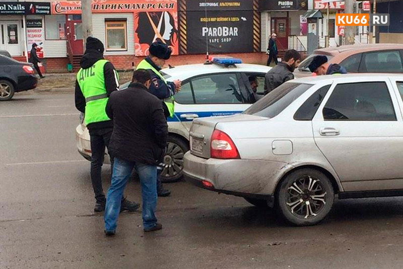 Водителя задержали, пассажиров обыскали: после отказа остановиться инспекторы ГИБДД преследовали в Каменске-Уральском «Ладу»