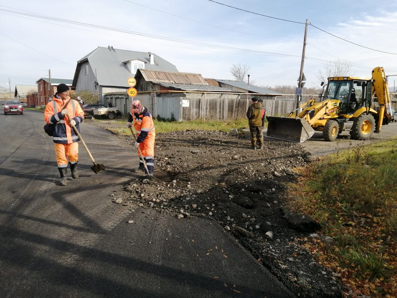 «Плюсом к той, что сделали год назад». В деревне, относящейся к Каменску-Уральскому, заасфальтировали часть дороги, которая была «убитой»
