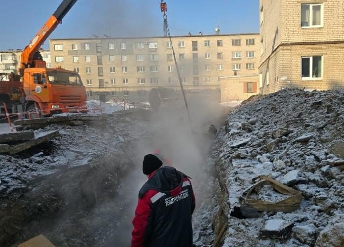 "Мешает чинить трубы": коммунальщики в Каменске-Уральском позже приступили к работам из-за нерадивого автовладельца  | В Каменске-Уральском начали позже чинить трубы из-за жителя, который оставил машину на теплотрассе