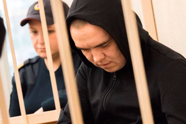 Менеджер автосалона, обманувший десятки людей на 200 миллионов рублей, прикрывается старыми родителями и просит не сажать его в тюрьму