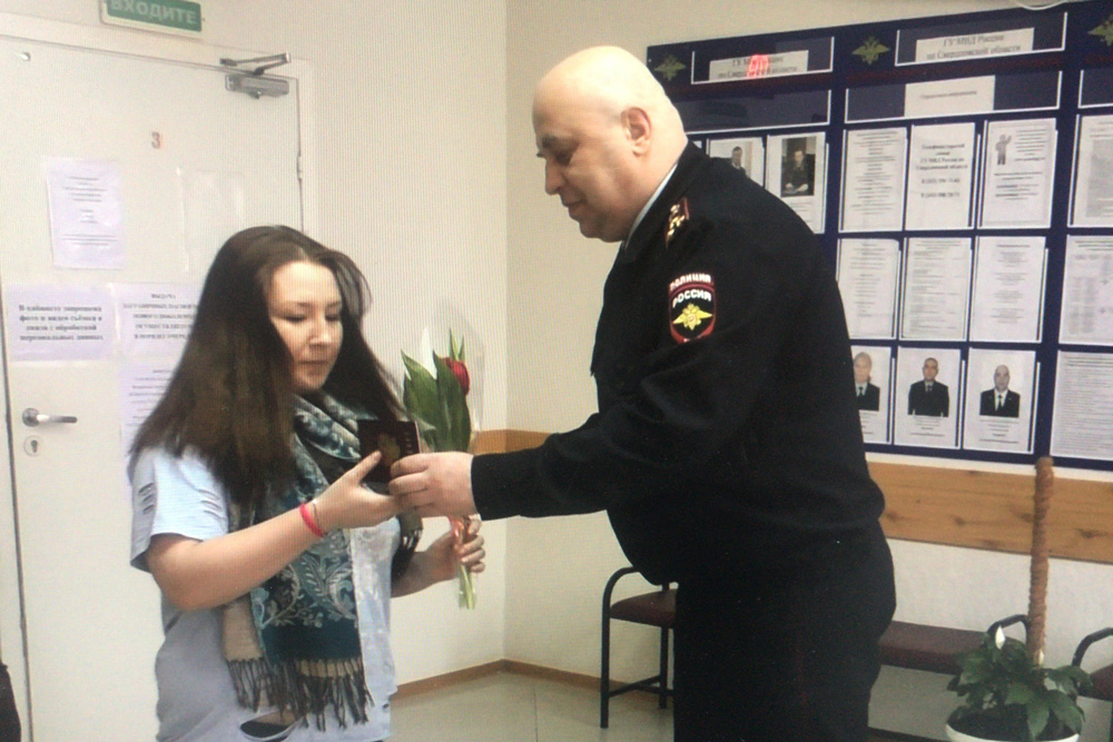 Полицейские и общественник в Каменск-Уральском вручили паспорта представительницам прекрасного пола