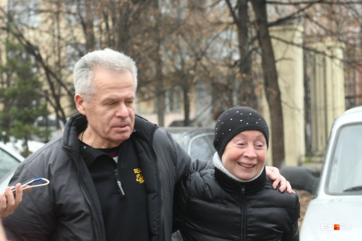 Экс-мэр-взяточник Каменска-Уральского Астахов вышел на свободу. У стен СИЗО его встретили адвокат и жена. «Спасибо суду, что разобрались…» Экс-мэр-взяточник Каменска-Уральского Астахов вышел на свободу. У стен СИЗО его встретили адвокат и жена. «Спасибо суду, что разобрались…»