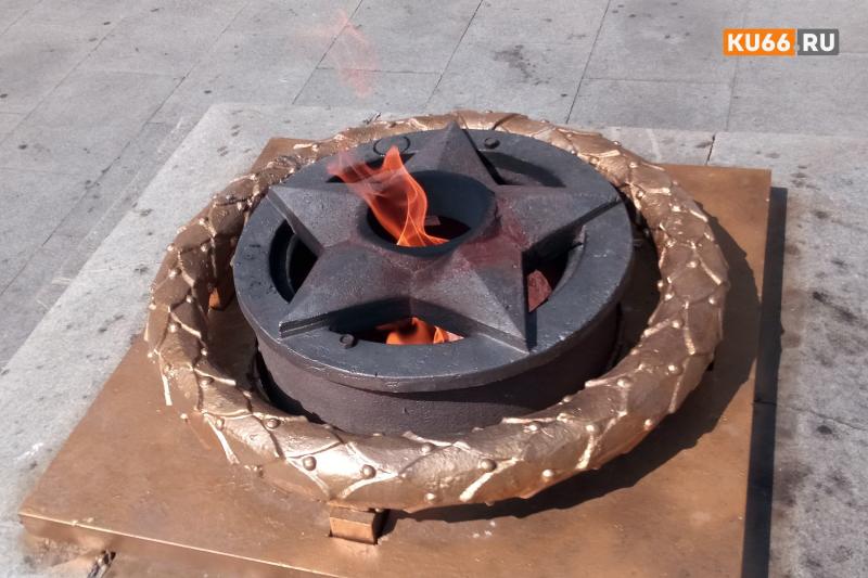 Свердловчанин поджег сигарету от Вечного огня и попал под суд | Парень поджег сигарету на мемориале ВОВ в Среднеуральске