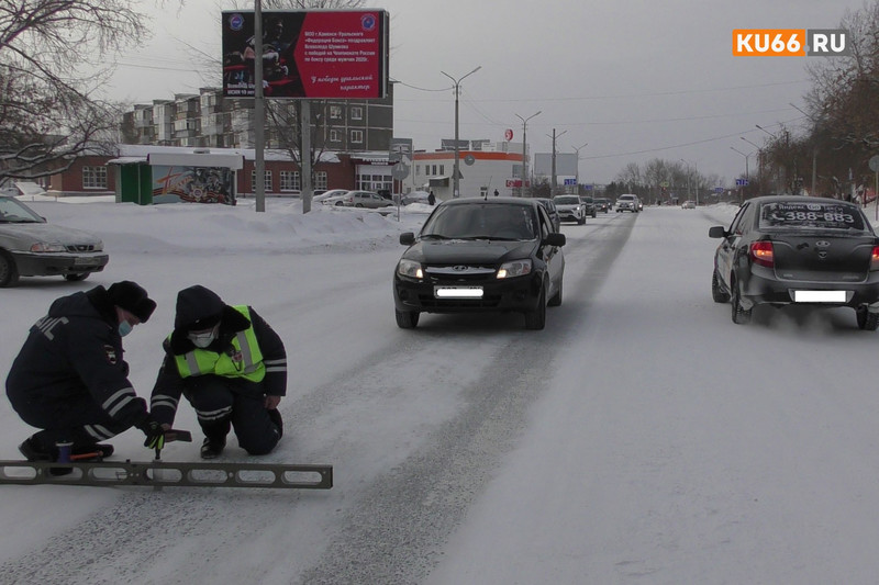 Мужчина за рулём Лады Гранта сбил пожилую женщину на пешеходнике по ул. Кунавина в Каменске. Не снизил скорость, хотя все остановились Мужчина за рулём Лады Гранта сбил пожилую женщину на пешеходнике по ул. Кунавина в Каменске. Не снизил скорость, хотя все остановились