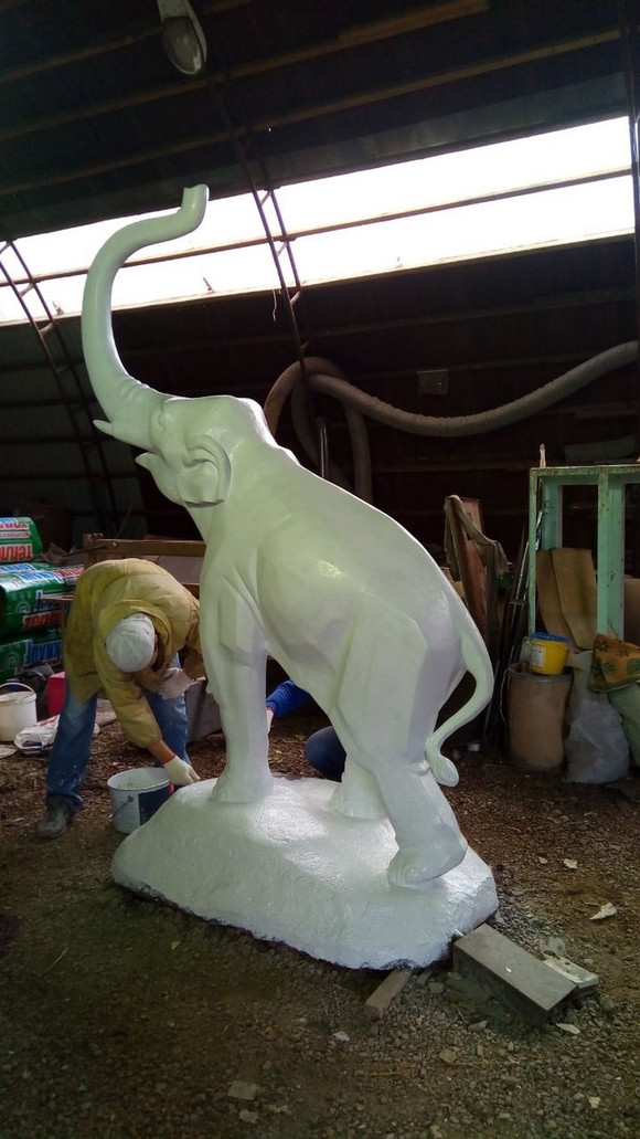 «По-моему, получилось очень хорошо». Реставрацию фигуры слоненка у фонтана в Каменске-Уральском завершили, но работы еще много