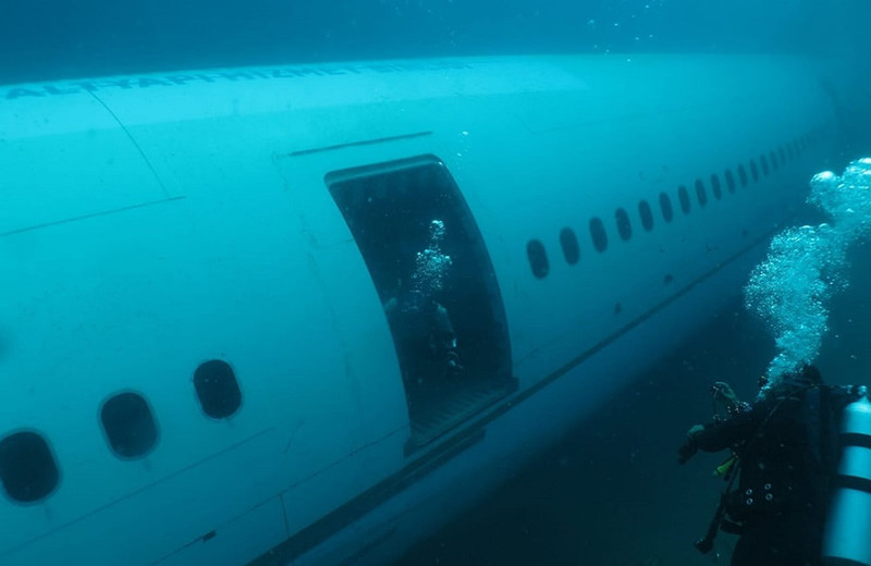 24 года назад во Франции авиалайнер столкнулся с другим самолетом над морем. Погибло 15 человек