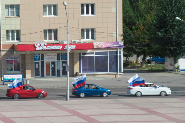 Никто и не знал, что это День государственного флага. По Каменску проехал триколор из автомобилей — ранее акцию уже раскритиковали!