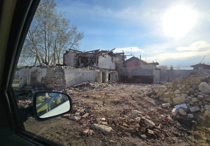 Ветхое жилье уходит в прошлое: в Каменске-Уральском снесли уже один дом, впереди — восемь | В Каменске-Уральском снесут девять ветхих домов, признанных аварийными