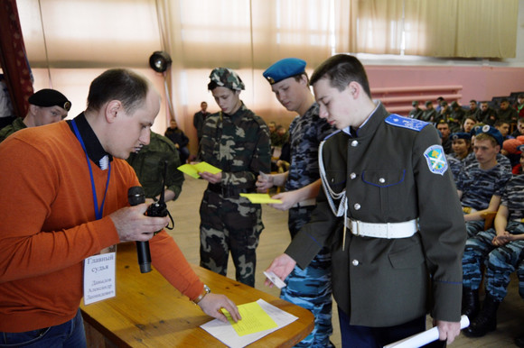 Техникум в Каменске-Уральском провел военно-спортивную игру: здесь студенты пели, стреляли и удивляли друг друга познаниями в медицине...