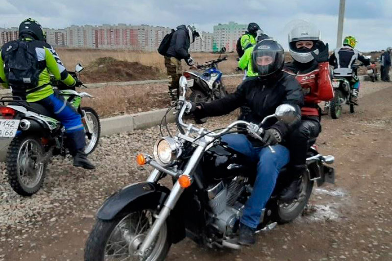 Опасайтесь: в Каменске-Уральском официально стартовал мотосезон. Колонна байкеров проехала по центральным улицам. В ГИБДД бьют тревогу