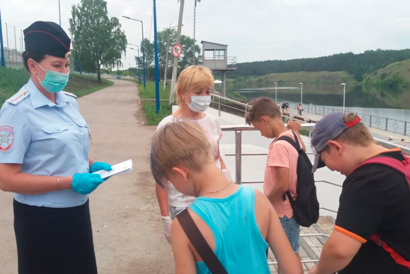 «Без взрослых тут быть запрещено». Полицейские пришли с беседами к подросткам, отдыхающим у карьеров в пос. Силикатном и станции «Металлист»