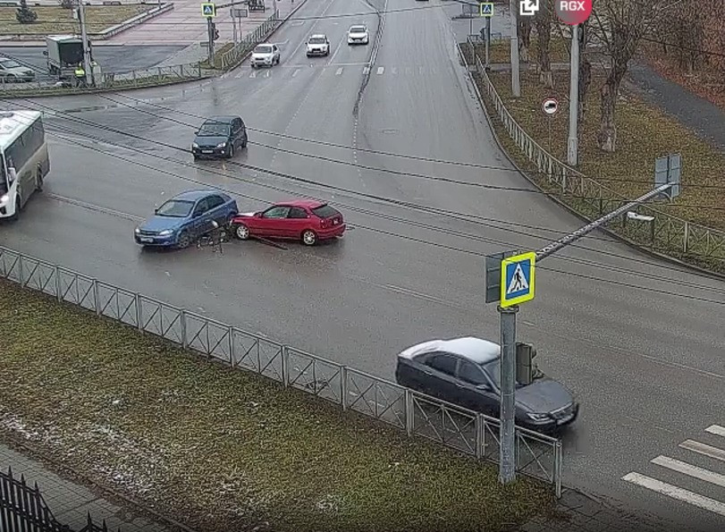 Неработающие светофоры стали причиной ДТП в Каменске-Уральском  | В Каменске-Уральском произошло ДТП из-за неисправных светофоров 