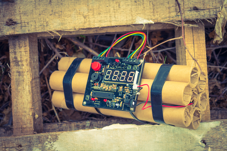 На УАЗе в Каменске-Уральском найдены взрывчатые вещества — в ожидании саперов из Екатеринбурга полицейские оцепили территорию