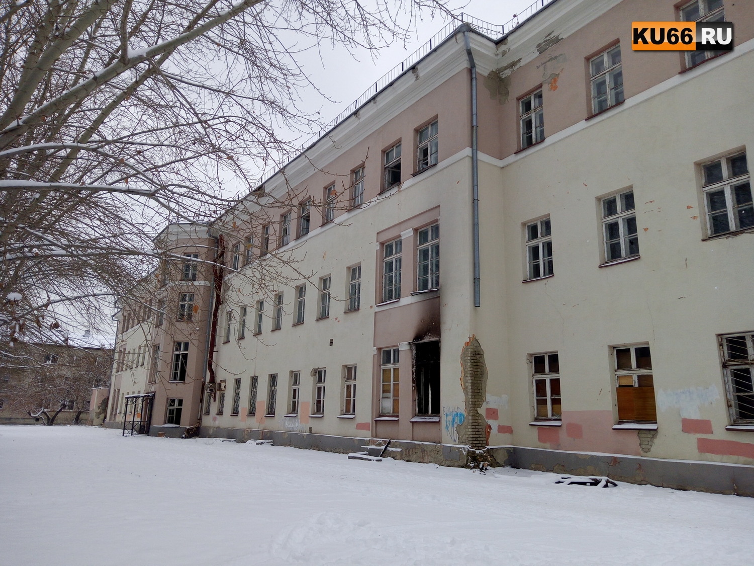 Заброшенную больницу в Каменске-Уральском все же решились передать местным властям. Теперь здание снесут, а территорию застроят...