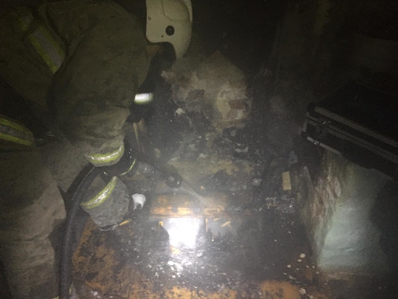 В Каменске на улице Зеленая под вечер пожар возник в жилом доме — полыхали стена, пол и потолок, которые огнеборцы потушили за две минуты