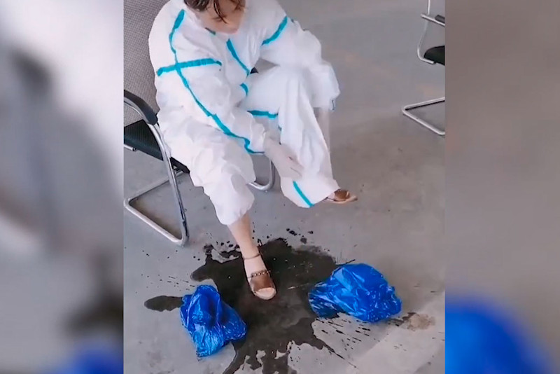 Медработница, борющаяся с CoViD, сняла бахилы, и с неё рекой хлынул пот — пугающее видео Медработница, борющаяся с CoViD, сняла бахилы, и с неё рекой хлынул пот — пугающее видео