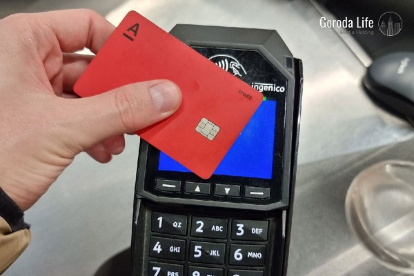 Хотел просто купить сигареты: полицейские Каменска-Уральского задержали мужчину, укравшего деньги с найденной карты | В Каменске-Уральском мужчина потратил чужие деньги, найденные на банковской карте