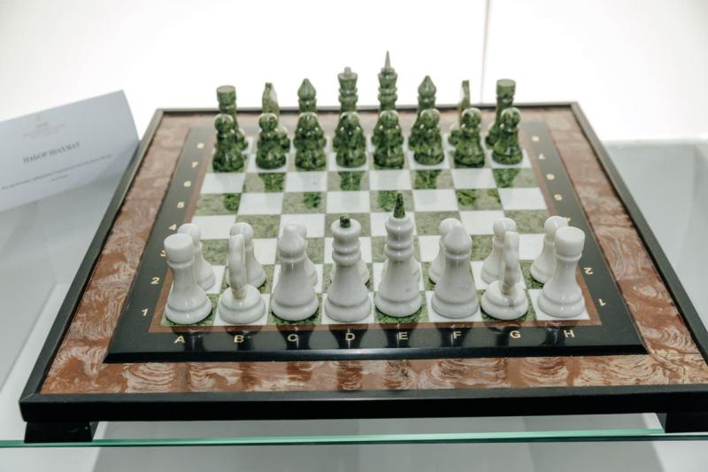 Шахматы из коллекции губернатора Свердловской области ушли с аукциона за 20 миллионов рублей | Шахматы из коллекции свердловского губернатора продали за 20 млн рублей
