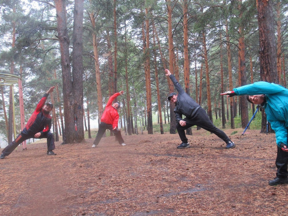 «У Лося само собой сфотографировались»: мэр Каменска-Уральского взял в руки палки и пошел в лес в компании с Гиматовым и Шеремет