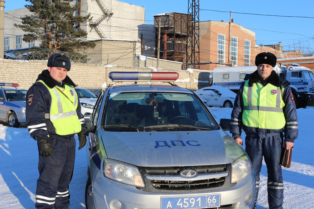 «Спасибо за спасенную жизнь». Жительница Каменска-Уральского поблагодарила инспекторов ДПС за неравнодушие
