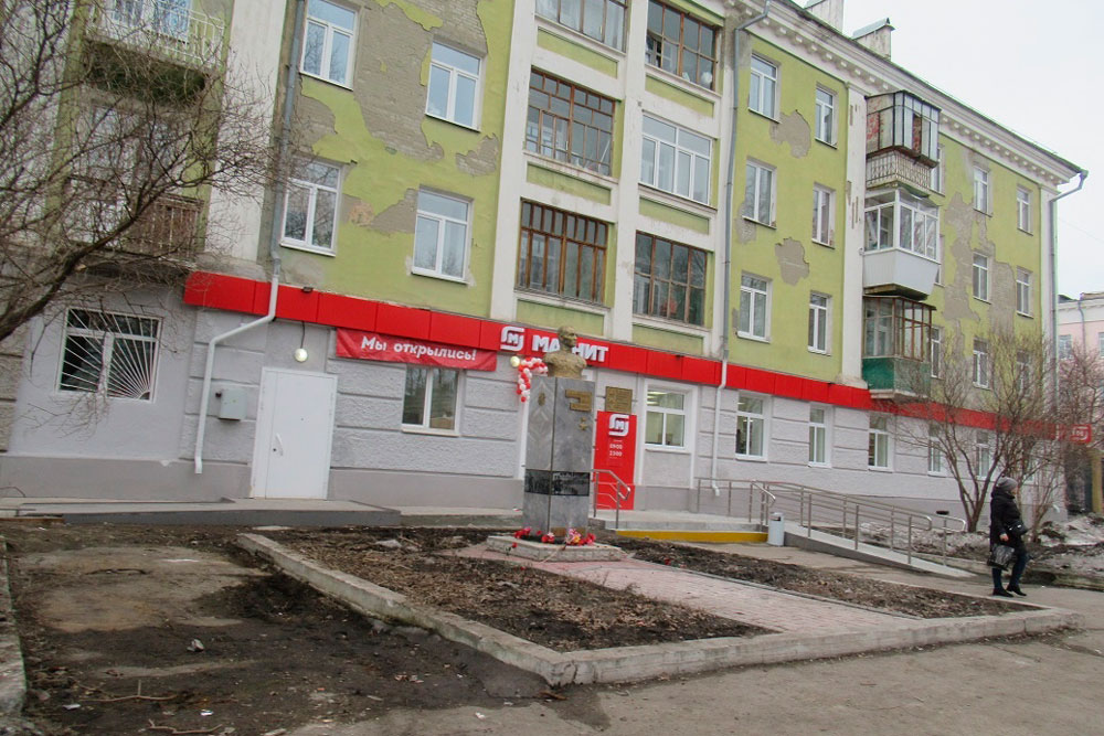 Жители возмутились соседством мемориальной доски герою СССР Кадочникову с рекламным баннером на фасаде дома и обратились в Госжилинспекцию