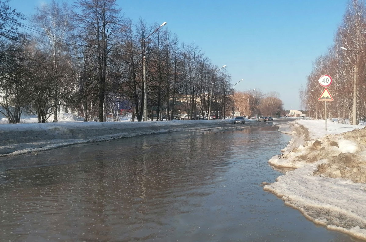 В Каменске-Уральском начались подтопления: коммунальщики откачивают талую воду на улицах | В Каменске-Уральском откачивают талую воду с улиц
