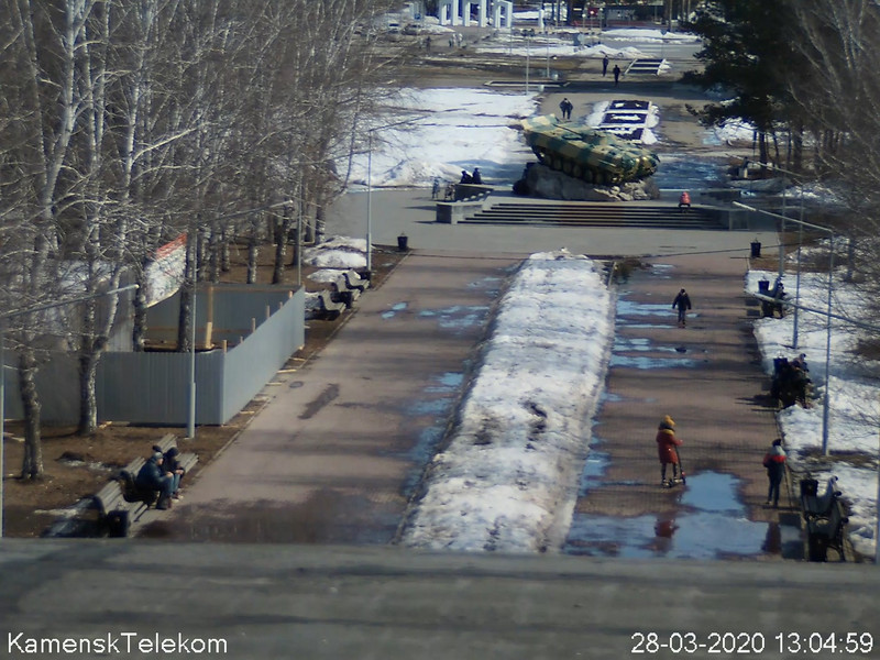 Каменск-Уральский в первый день карантина: люди гуляют в парках, по Аллее Славы, загорают на площади, а родители бегают с детьми во дворах