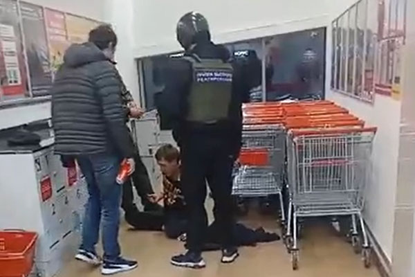 В ТЦ Каменска-Уральского росгвардейцы скрутили мужчину, устроившего дебош. ВИДЕО