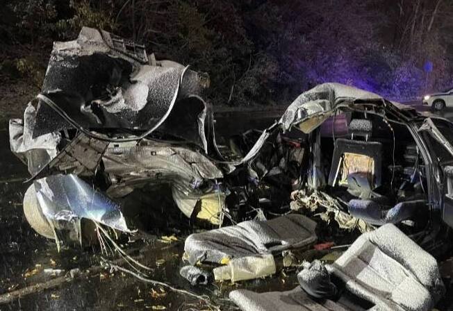 На свердловской трассе машину раздавило после столкновения с ЛЭП, погибла женщина | В Алапаевске произошло смертельное ДТП