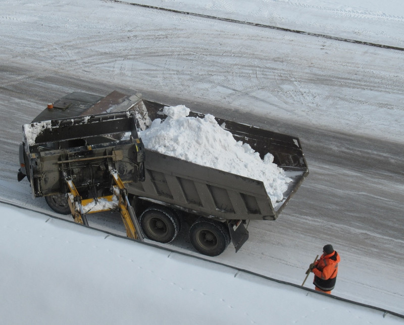 Коммунальщики Каменска-Уральского активно вывозят снег с улиц — во вторник работали в Хозспособе, ночью будут чистить проспект Победы