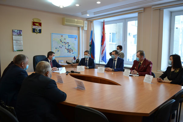 Медучреждения Каменска работают на максимуме, хотя уровень заболеваемости ниже, чем в других городах. О чем мэр рассказал депутату Госдумы?