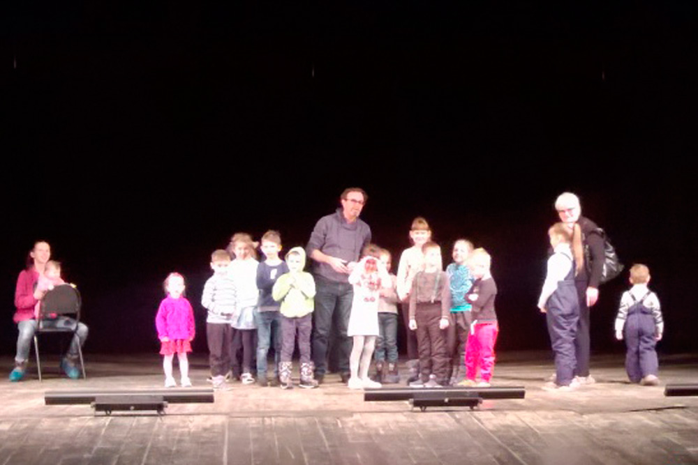 И на сцене, и в зрительном зале: детсадовцы вместе с родителями побывали в Театре Драмы в Каменске, осмотрев таинственное закулисье
